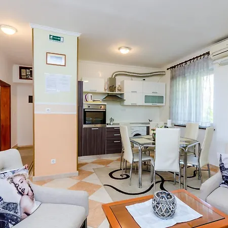 Nicol - Two-bedroom With Terrace And Sea View *